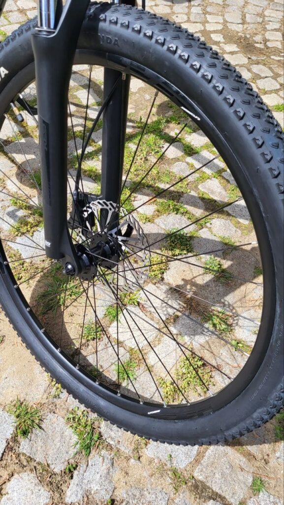 Почему именно MTB для курорта Многие ошибочно считают, что на морском курорте достаточно городского велосипеда. На практике всё иначе. Солнечный Берег — это сочетание асфальта, плитки, грунтовых дорожек и местами песчаных участков. Добавьте к этому поездки в сторону Несебра или в менее туристические зоны — и становится понятно, почему горный велосипед выигрывает. MTB даёт: устойчивость на неровных покрытиях уверенность на спусках и поворотах возможность съехать с туристических маршрутов