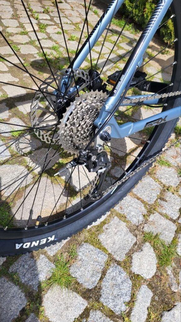 Почему именно MTB для курорта Многие ошибочно считают, что на морском курорте достаточно городского велосипеда. На практике всё иначе. Солнечный Берег — это сочетание асфальта, плитки, грунтовых дорожек и местами песчаных участков. Добавьте к этому поездки в сторону Несебра или в менее туристические зоны — и становится понятно, почему горный велосипед выигрывает. MTB даёт: устойчивость на неровных покрытиях уверенность на спусках и поворотах возможность съехать с туристических маршрутов