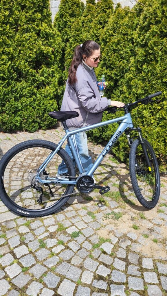 Почему именно MTB для курорта Многие ошибочно считают, что на морском курорте достаточно городского велосипеда. На практике всё иначе. Солнечный Берег — это сочетание асфальта, плитки, грунтовых дорожек и местами песчаных участков. Добавьте к этому поездки в сторону Несебра или в менее туристические зоны — и становится понятно, почему горный велосипед выигрывает. MTB даёт: устойчивость на неровных покрытиях уверенность на спусках и поворотах возможность съехать с туристических маршрутов